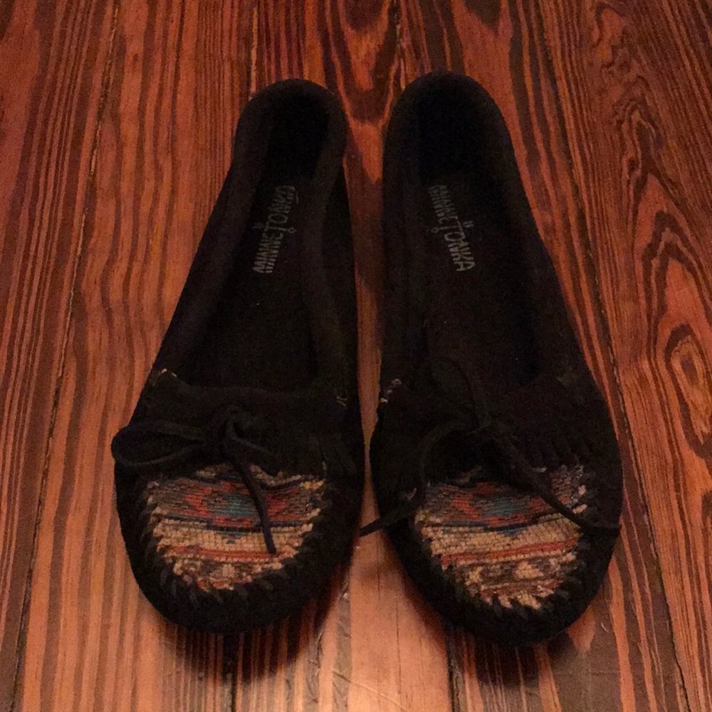 Minnetonka black leather moccasins tribal toe
